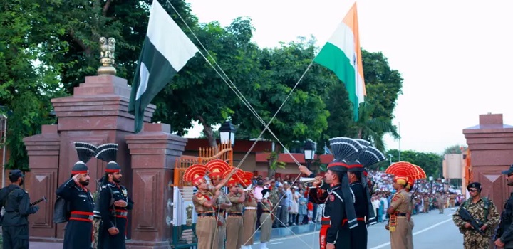 Todas as noites desde 1959, tropas indianas e paquistanesas baixam juntas suas bandeiras na fronteira de Wagah I(Getty Images)