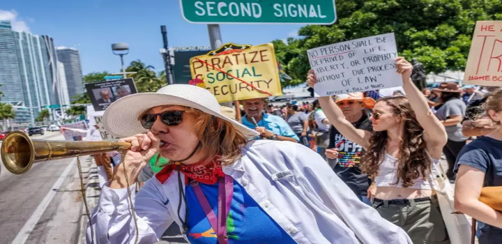 manifestantes contra governo trump