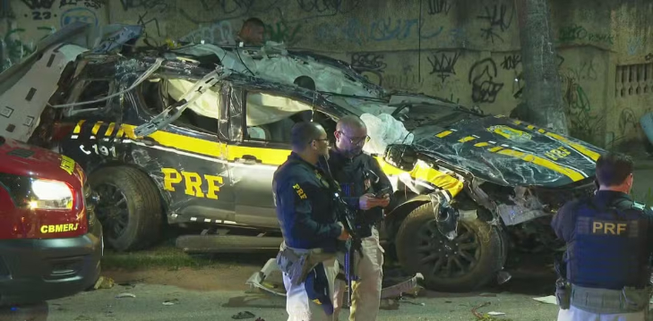 Três policiais morrem após viatura da PRF colidir com carro de passeio durante perseguição a motociclistas na Zona Norte do Rio