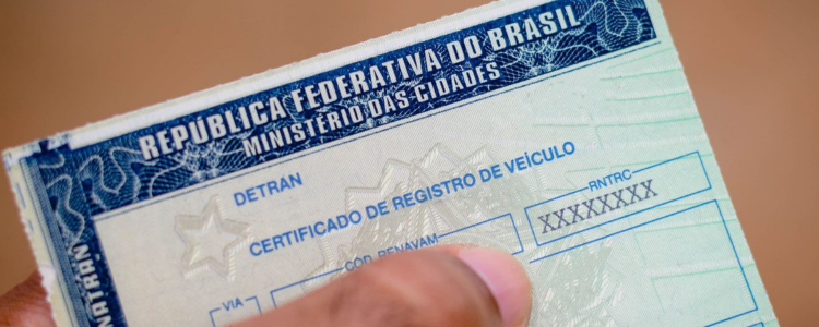 Detran-RJ deverá oferecer a opção de entrega domiciliar de documentos como CNH e RG, conforme nova lei sancionada por Cláudio Castro. Medida garante mais comodidade aos usuários.