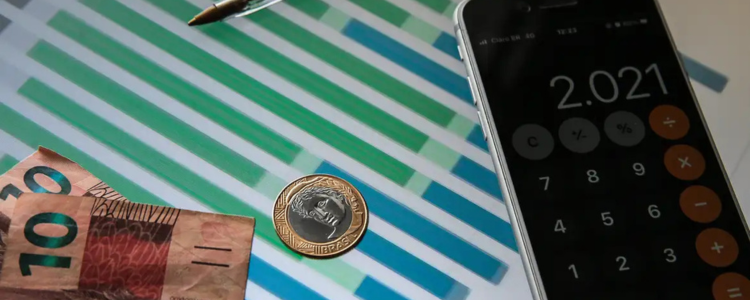 Atividade econômica brasileira cresce 1,3% no 1º trimestre de 2025, segundo Banco Central. Selic continua em 14,75% com inflação acumulada de 5,53% em 12 meses.