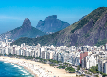 Com novas regras para quiosques, barraqueiros e ciclistas, a orla do Rio passa por reestruturação. Medidas visam melhorar a limpeza, reduzir barulho e ordenar o uso de espaços públicos.