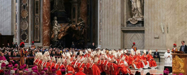 Com missa solene presidida pelo cardeal Re, o Vaticano dá início ao Conclave. Fiéis e cardeais se unem em oração pela escolha do novo Papa na Capela Sistina.