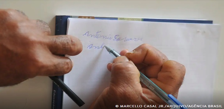 Analfabetismo de pessoas com deficiência é quatro vezes maior no país