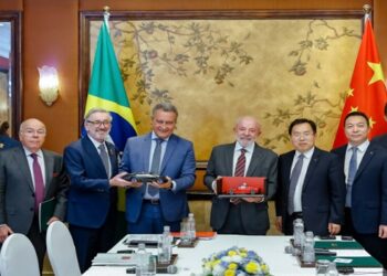 Brasil anuncia investimento bilionário da China em produção de combustível para aviação