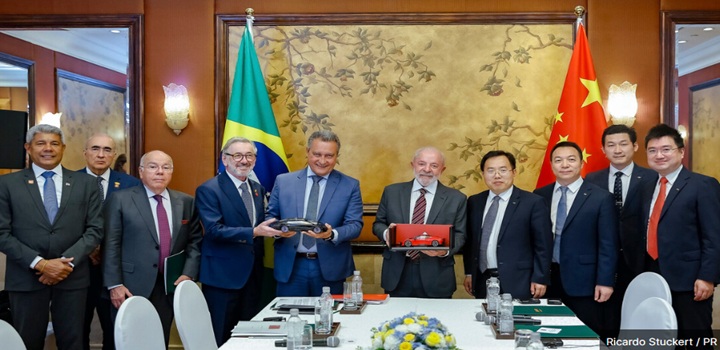Brasil anuncia investimento bilionário da China em produção de combustível para aviação