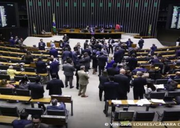 Câmara dos Deputados cria comissão especial para analisar PEC que reduz jornada semanal e acaba com escala 6x1 no Brasil.