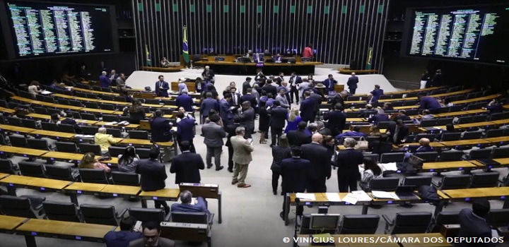 Câmara dos Deputados cria comissão especial para analisar PEC que reduz jornada semanal e acaba com escala 6x1 no Brasil.