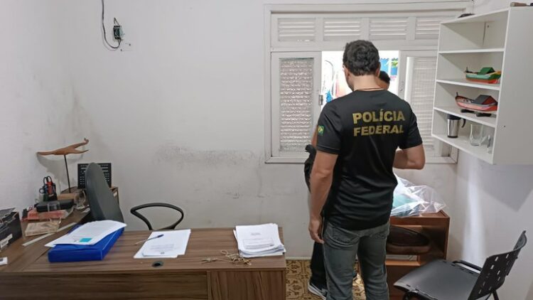 Polícia Federal deflagra Operação Corrente Turva em Arraial do Cabo e Cabo Frio. Investigação apura desvios de recursos de associação ligada à pesca na RESEX.