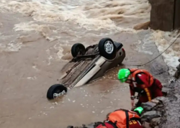 Temporais castigam o Rio Grande do Sul e causam duas mortes, um desaparecimento e grandes prejuízos. Mais de 2 mil pessoas estão desalojadas ou desabrigadas. Defesa Civil atua em regime de emergência.