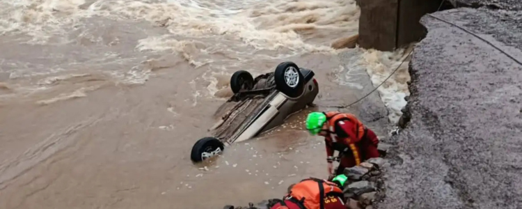 Temporais castigam o Rio Grande do Sul e causam duas mortes, um desaparecimento e grandes prejuízos. Mais de 2 mil pessoas estão desalojadas ou desabrigadas. Defesa Civil atua em regime de emergência.