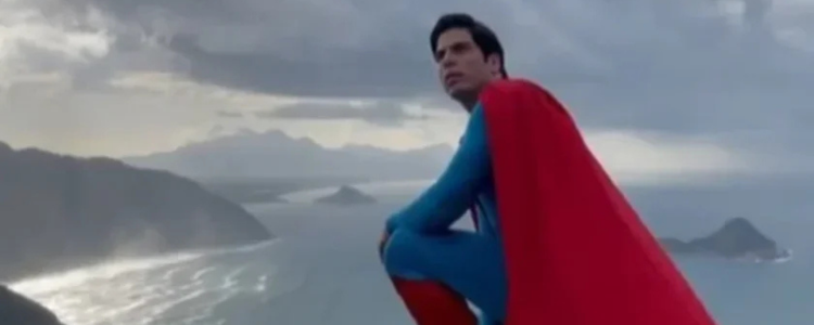 Elenco de 'Superman' visita o Cristo Redentor e grava mensagem aos fãs brasileiros. Filme estreia em 10 de julho com nova abordagem do herói.
