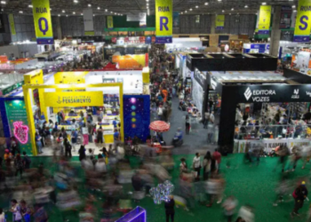 A Bienal do Livro do Rio de Janeiro 2025 bate recordes de público e vendas, com 740 mil visitantes e 6,8 milhões de livros vendidos, reafirmando o papel do evento na promoção da leitura no Brasil