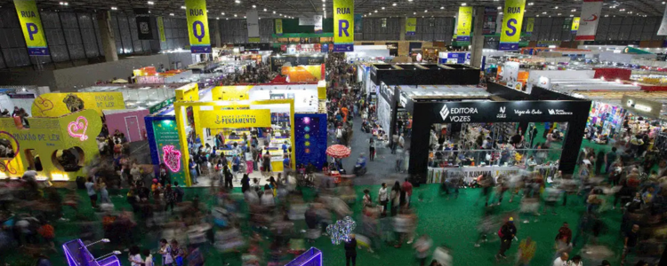 A Bienal do Livro do Rio de Janeiro 2025 bate recordes de público e vendas, com 740 mil visitantes e 6,8 milhões de livros vendidos, reafirmando o papel do evento na promoção da leitura no Brasil