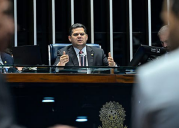 Câmara e Senado aprovaram aumento de deputados federais de 513 para 531 a partir de 2027. Entenda o impacto orçamentário e as mudanças na representação dos estados.