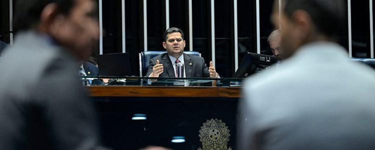 Câmara e Senado aprovaram aumento de deputados federais de 513 para 531 a partir de 2027. Entenda o impacto orçamentário e as mudanças na representação dos estados.