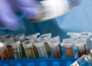 Anvisa divulga balanço de ensaios clínicos em 2024, com destaque para câncer e doenças raras. Novas regras em 2025 prometem maior agilidade nos processos.