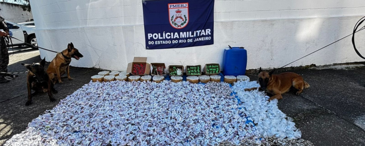 Em ação conjunta no Complexo da Mangueirinha, policiais do BAC e do 15º BPM apreenderam grande quantidade de drogas com ajuda de cães farejadores. Ocorrência foi registrada na 59ª DP.