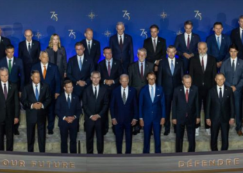 Espanha resistiu às ameaças de Trump na OTAN e garantiu apoio europeu. Entenda o embate sobre gastos militares e tarifas comerciais.