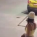Mulher está sendo acusada de aplicar golpes em taxistas no Rio ao simular transtornos mentais para fugir sem pagar. Categoria pede investigação.
