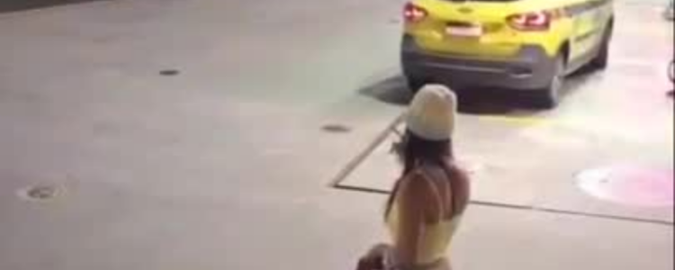 Mulher está sendo acusada de aplicar golpes em taxistas no Rio ao simular transtornos mentais para fugir sem pagar. Categoria pede investigação.