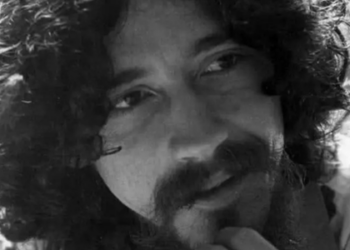 Neste sábado (28), Raul Seixas completaria 80 anos. Descubra como suas canções revolucionaram a música brasileira e seguem vivas.