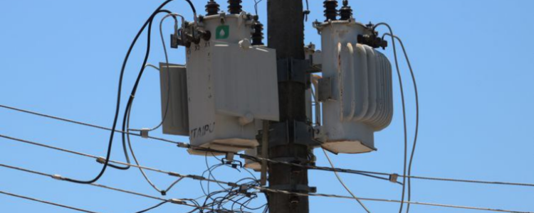 Polícia Civil do RJ desmonta quadrilha que furtava cabos elétricos e usava empresas de fachada e reciclagem para lavar R$ 2,5 bilhões. Operação atinge regiões da capital, Baixada e Região dos Lagos.