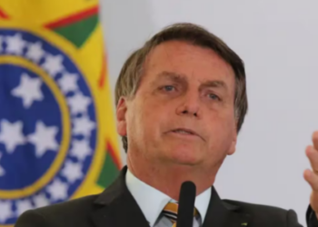 Jair Bolsonaro foi encaminhado ao hospital após apresentar uma forte crise de soluços, vômitos e queda de pressão. Sob prisão domiciliar determinada pelo STF, ele tem autorização para atendimentos de emergência.