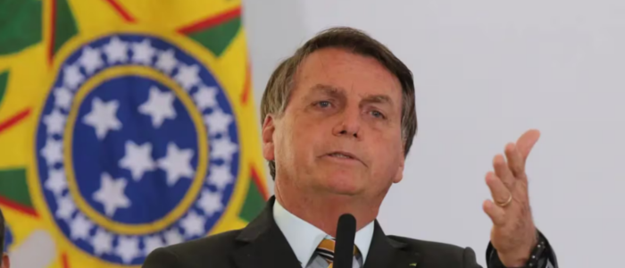 Jair Bolsonaro foi encaminhado ao hospital após apresentar uma forte crise de soluços, vômitos e queda de pressão. Sob prisão domiciliar determinada pelo STF, ele tem autorização para atendimentos de emergência.