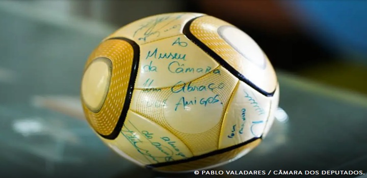 Moraes vota por condenar acusado de furtar bola autografada por Neymar
