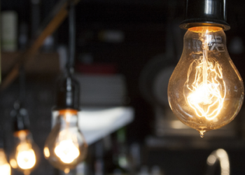 Aneel aprova reajuste na tarifa de energia da RGE Sul no RS. Conta de luz sobe em média 12,39%, com alta de até 14,14% para consumidores residenciais.