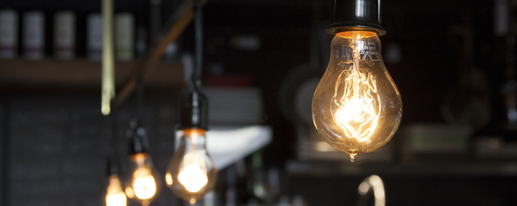 Aneel aprova reajuste na tarifa de energia da RGE Sul no RS. Conta de luz sobe em média 12,39%, com alta de até 14,14% para consumidores residenciais.