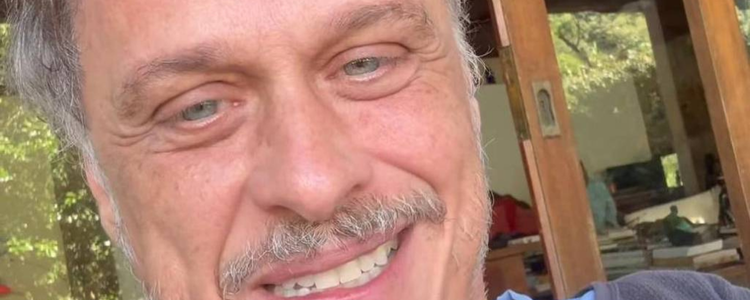 Guilherme Fontes foi picado por uma cobra jararaca em casa, no meio da floresta. Ele relatou dor intensa, levou o animal ao hospital e alertou sobre o perigo e a importância de buscar atendimento médico rápido.