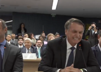 Em depoimento ao STF, Jair Bolsonaro ironizou Alexandre de Moraes e o convidou para ser seu vice em 2026. O ex-presidente é réu por tentativa de golpe e faz parte do “núcleo 1” do processo penal sobre ataques à democracia.