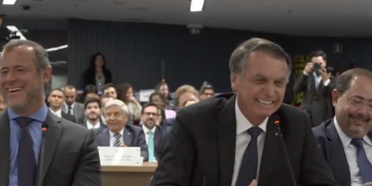 Em depoimento ao STF, Jair Bolsonaro ironizou Alexandre de Moraes e o convidou para ser seu vice em 2026. O ex-presidente é réu por tentativa de golpe e faz parte do “núcleo 1” do processo penal sobre ataques à democracia.