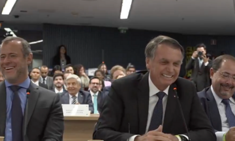 Em depoimento ao STF, Jair Bolsonaro ironizou Alexandre de Moraes e o convidou para ser seu vice em 2026. O ex-presidente é réu por tentativa de golpe e faz parte do “núcleo 1” do processo penal sobre ataques à democracia.