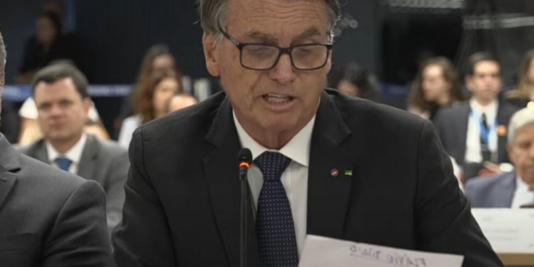 Jair Bolsonaro foi diagnosticado com carcinoma de células escamosas, tipo de câncer de pele de risco intermediário. Ele recebeu alta após internação em Brasília para tratar sintomas de falta de ar e desidratação.
