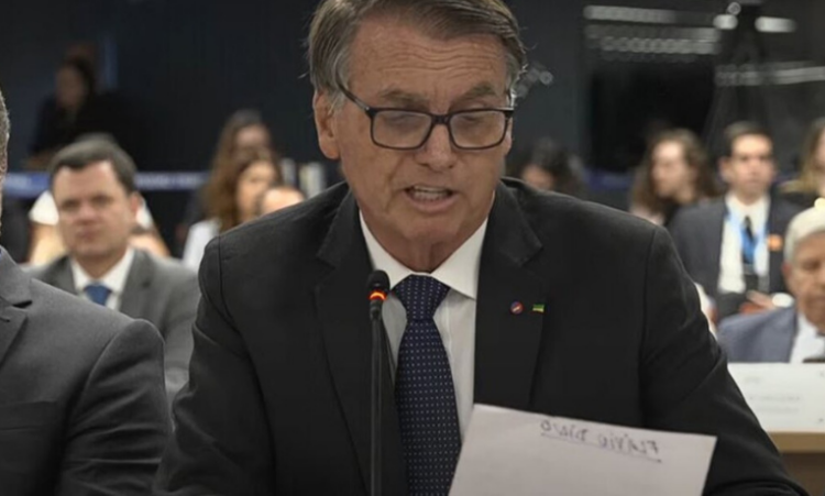 Jair Bolsonaro foi diagnosticado com carcinoma de células escamosas, tipo de câncer de pele de risco intermediário. Ele recebeu alta após internação em Brasília para tratar sintomas de falta de ar e desidratação.