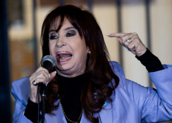 Cristina Kirchner está fora das eleições na Argentina após a Suprema Corte confirmar condenação por corrupção. Ex-presidente denuncia perseguição política e promete levar o caso à Corte de Haia.
