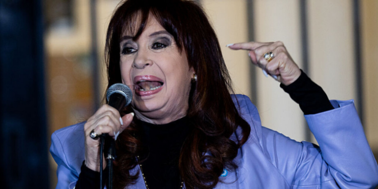Cristina Kirchner está fora das eleições na Argentina após a Suprema Corte confirmar condenação por corrupção. Ex-presidente denuncia perseguição política e promete levar o caso à Corte de Haia.
