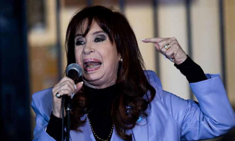 Cristina Kirchner está fora das eleições na Argentina após a Suprema Corte confirmar condenação por corrupção. Ex-presidente denuncia perseguição política e promete levar o caso à Corte de Haia.
