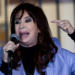 Cristina Kirchner está fora das eleições na Argentina após a Suprema Corte confirmar condenação por corrupção. Ex-presidente denuncia perseguição política e promete levar o caso à Corte de Haia.