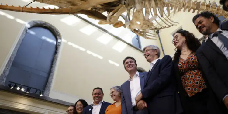 Sete anos após o incêndio, Museu Nacional reabre com exposição temporária "Entre Gigantes". Veja as peças sobreviventes e as novidades da reconstrução.