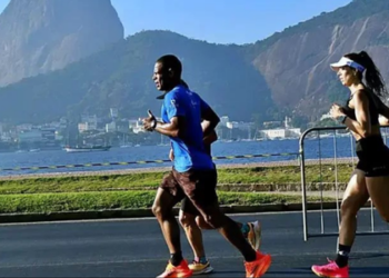 A Comlurb realiza operação especial de limpeza com 226 garis durante a Maratona do Rio 2025. Ações abrangem varrição, coleta de lixo, limpeza com água de reuso e manutenção de áreas verdes em toda a orla.