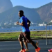 A Comlurb realiza operação especial de limpeza com 226 garis durante a Maratona do Rio 2025. Ações abrangem varrição, coleta de lixo, limpeza com água de reuso e manutenção de áreas verdes em toda a orla.