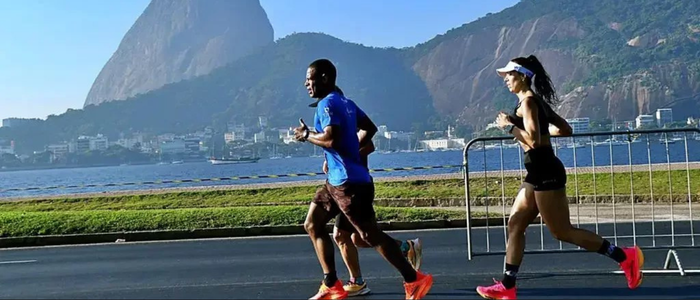 A Comlurb realiza operação especial de limpeza com 226 garis durante a Maratona do Rio 2025. Ações abrangem varrição, coleta de lixo, limpeza com água de reuso e manutenção de áreas verdes em toda a orla.