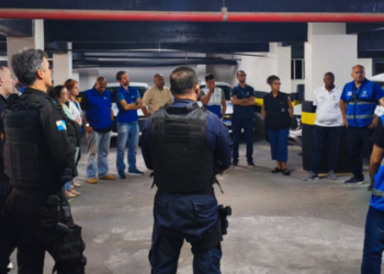 Operação do PROCON-RJ com apoio da Polícia Militar apreende produtos falsificados em comércios de Macaé, reforçando a segurança e a defesa do consumidor.