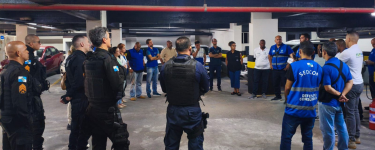 Operação do PROCON-RJ com apoio da Polícia Militar apreende produtos falsificados em comércios de Macaé, reforçando a segurança e a defesa do consumidor.