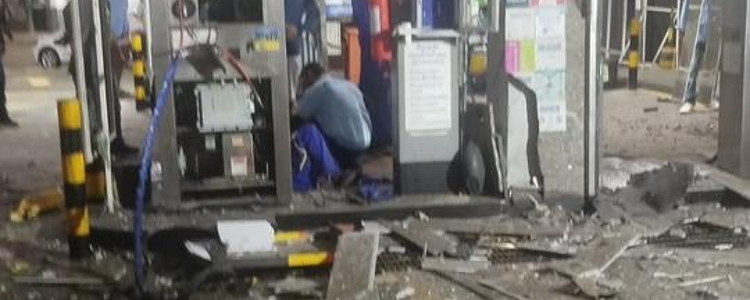 Explosão de carro em posto no Centro do Rio deixa dois idosos feridos e assusta moradores; caso ocorre dias após acidente semelhante em Nova Iguaçu que feriu quatro pessoas. Polícia investiga.