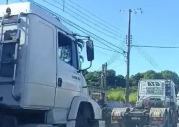 Justiça suspende portaria do IMTT que proibia caminhões com mais de quatro eixos de trafegar em Campos. Porto do Açu alegou prejuízos logísticos e econômicos.